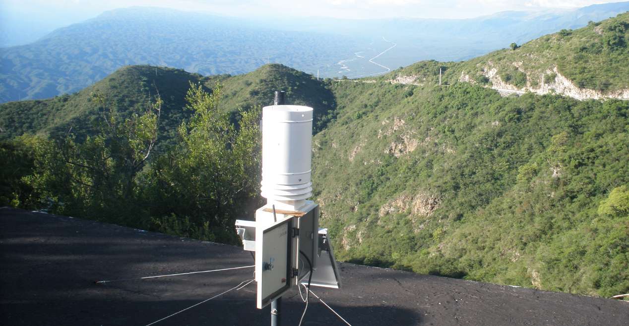 Estación termopluviométrica SchLab sobre un cerro de Catamarca